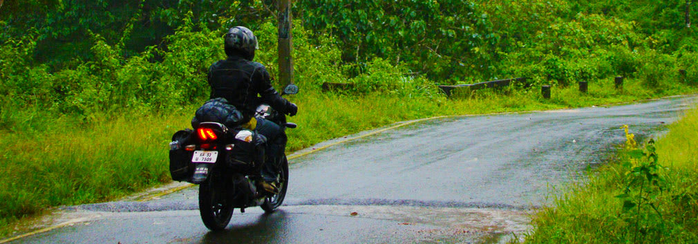 Arun_Pulsar_Athirappilly_Valparai_Forest_Route
